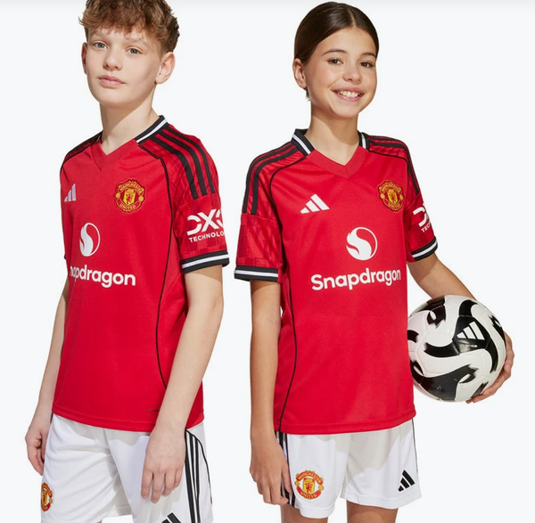 DOMAČI OTROŠKI KOMPLET MANCHESTER UNITED 2025/2026